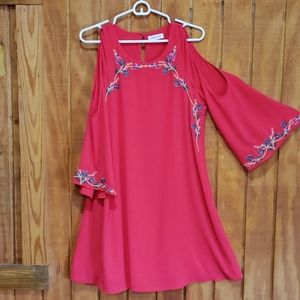 Mid-thigh, shoulder cut-out embroidery dress